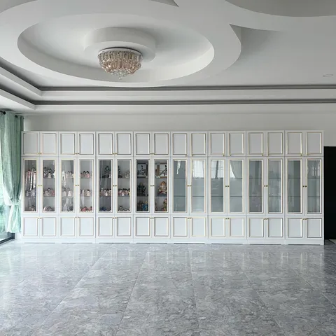 ตู้โชว์บานกระจกเต็มผนัง สีขาว – ผลงาน GM Furniture