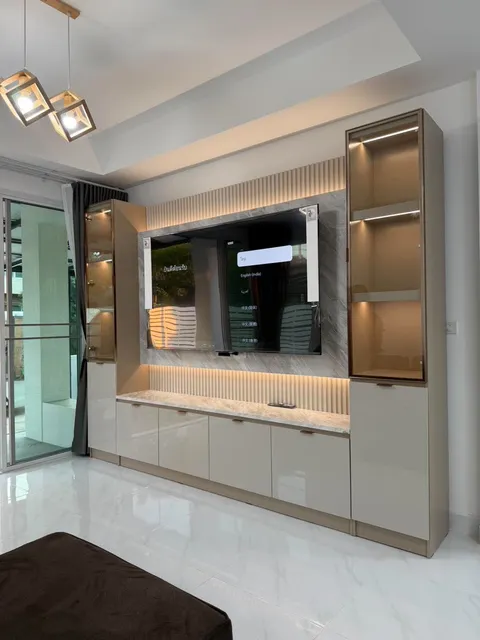 ผนังทีวีโทนครีม-ทอง ห้องนั่งเล่น – ผลงาน GM Furniture