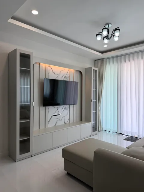 ผนังทีวีห้องนั่งเล่นโทนขาว – ผลงาน GM Furniture